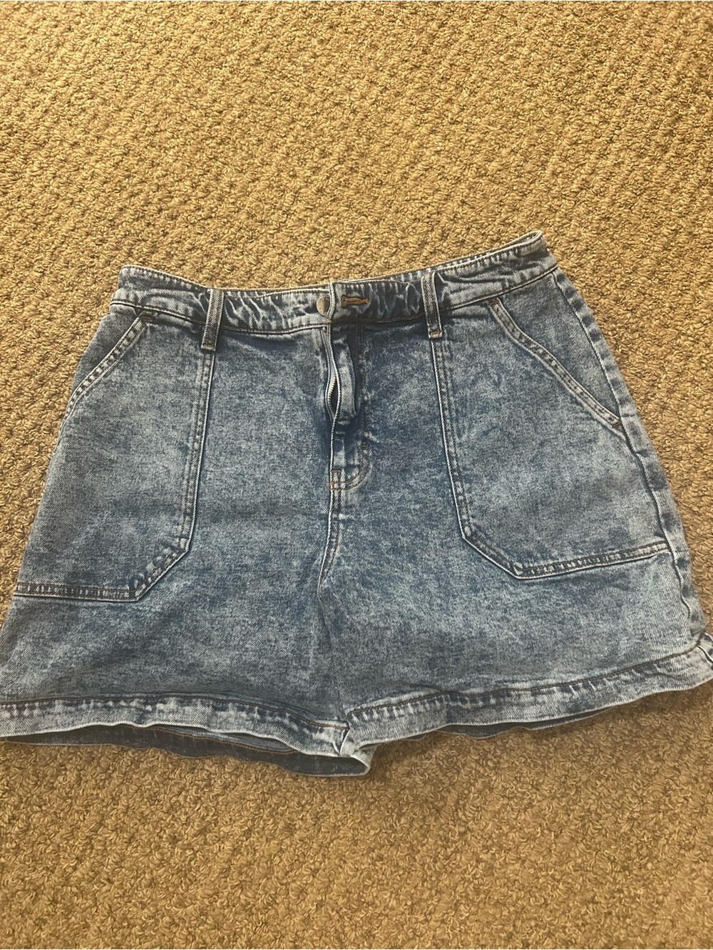 Like New - On 34th Denim Shorts - size 14/32